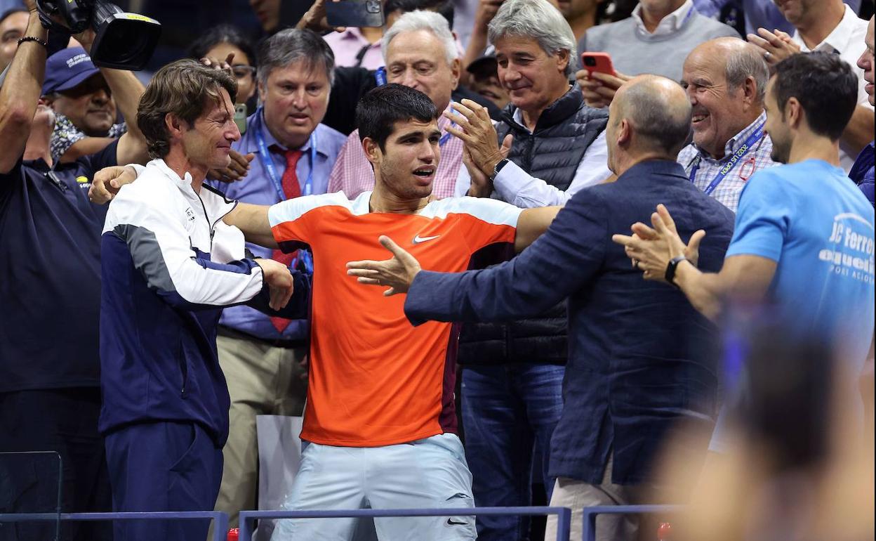 Carlos Alcaraz celebra el triunfo en el US Open con Juan Carlos Ferrero y el resto de su equipo.