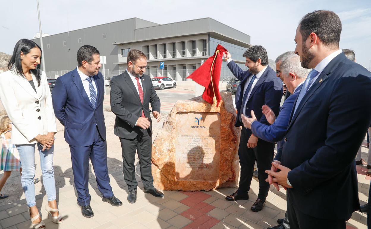 Fernando López Miras inaugura el monolito de la ampliación del polígono Saprelorca, este martes. 