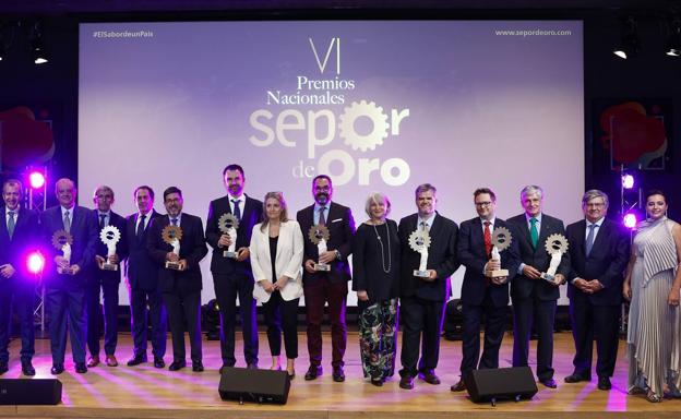 Premiados en la tradicional foto de familia al término de la gala. 