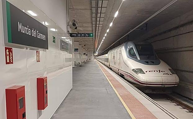 Imagen principal - Arriba, el AVE en Murcia del Carmen. Abajo, a su paso por Los Dolores y a la salida del túnel del soterramiento.