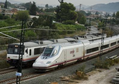 Imagen secundaria 1 - Arriba, el AVE en Murcia del Carmen. Abajo, a su paso por Los Dolores y a la salida del túnel del soterramiento.