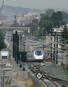 Imagen secundaria 2 - Arriba, el AVE en Murcia del Carmen. Abajo, a su paso por Los Dolores y a la salida del túnel del soterramiento.