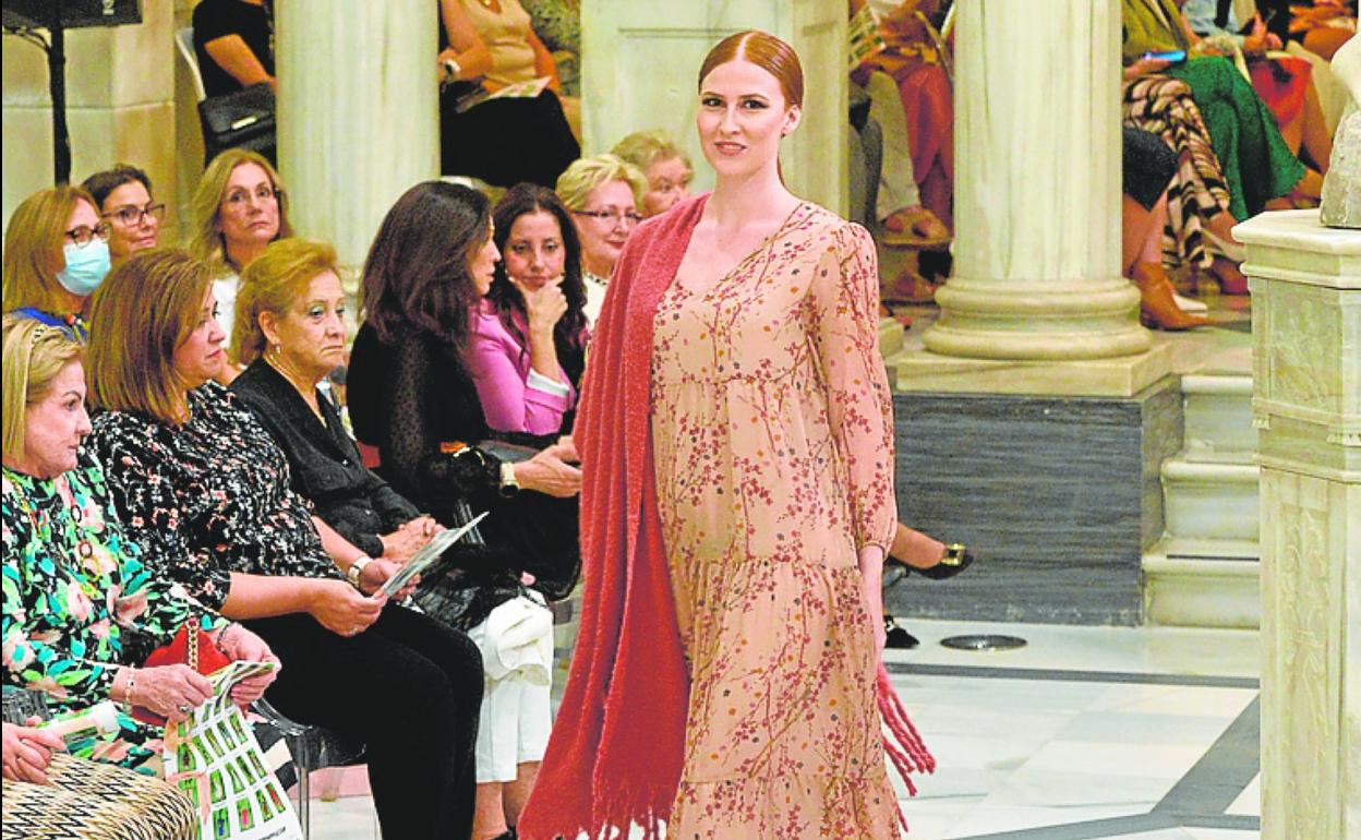 Una de las modelos del desfile de El Corte Inglés en el Casino de Murcia. 