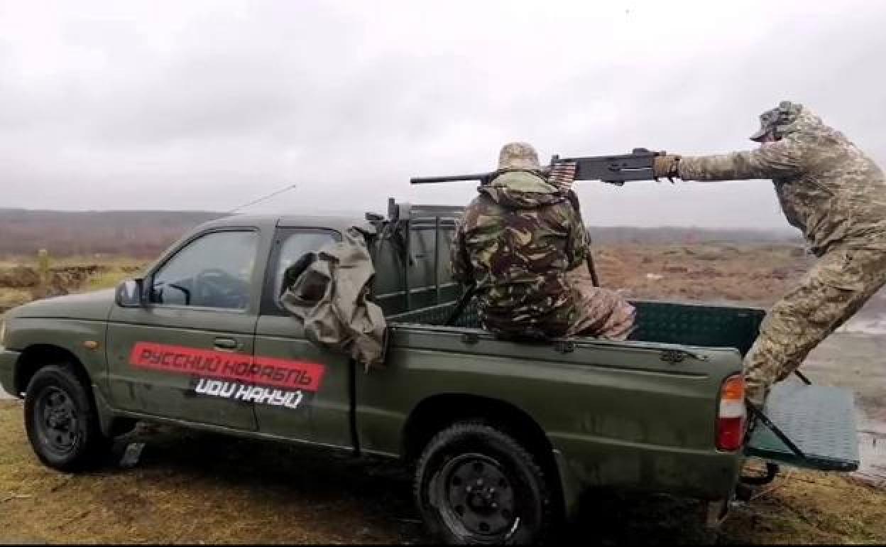 Un soldado ucraniano dispara desde uno de los vehículos 4x4 preparados para luchar contra el Ejército ruso.