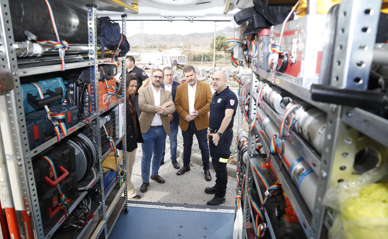 El director general de Emergencias junto al alcalde y el jefe del servicio de Emergencias en su visita al Centro Integral de Seguridad de Lorca.