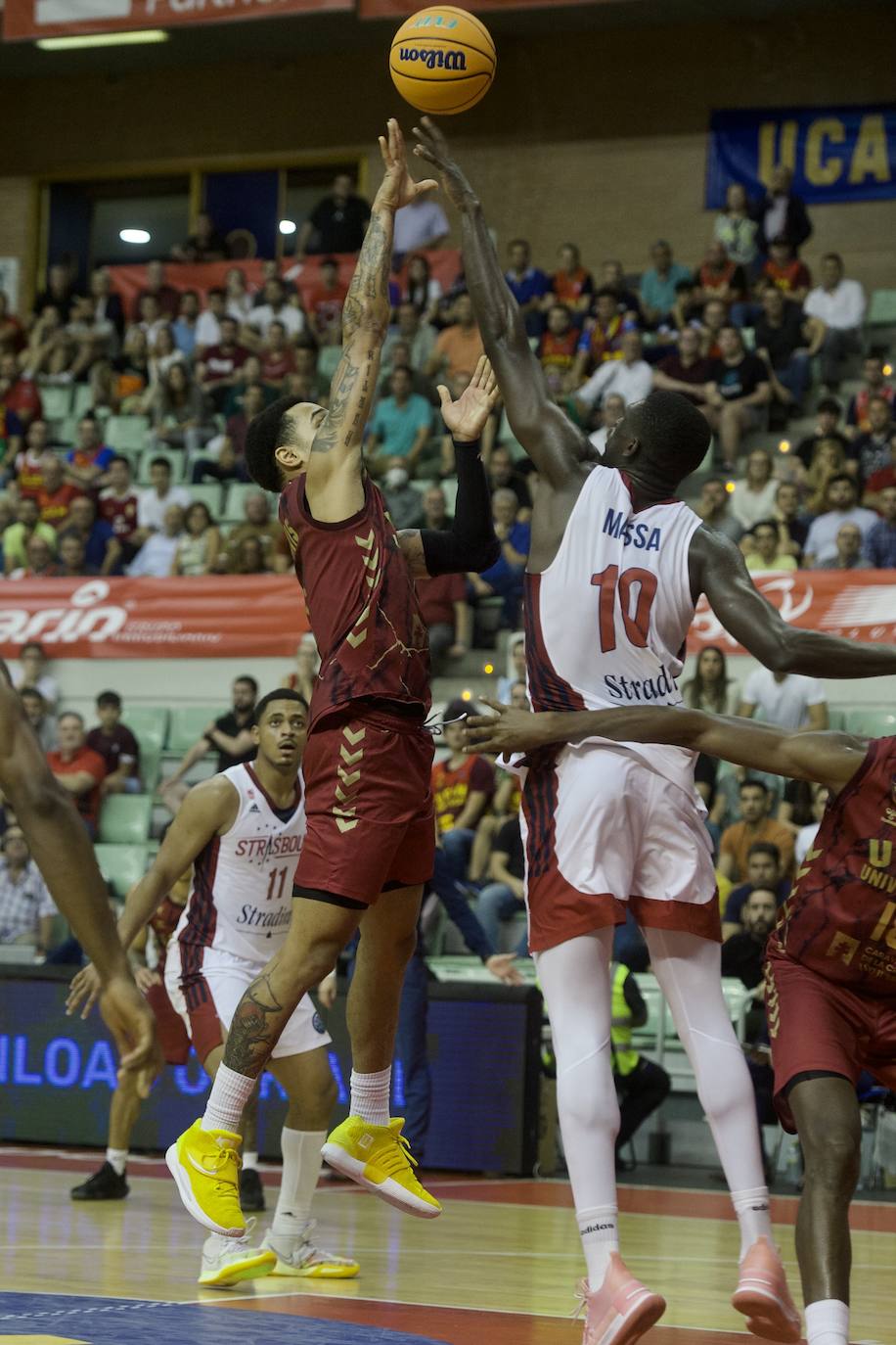 Fotos: El UCAM vence al Estrasburgo (80-78)