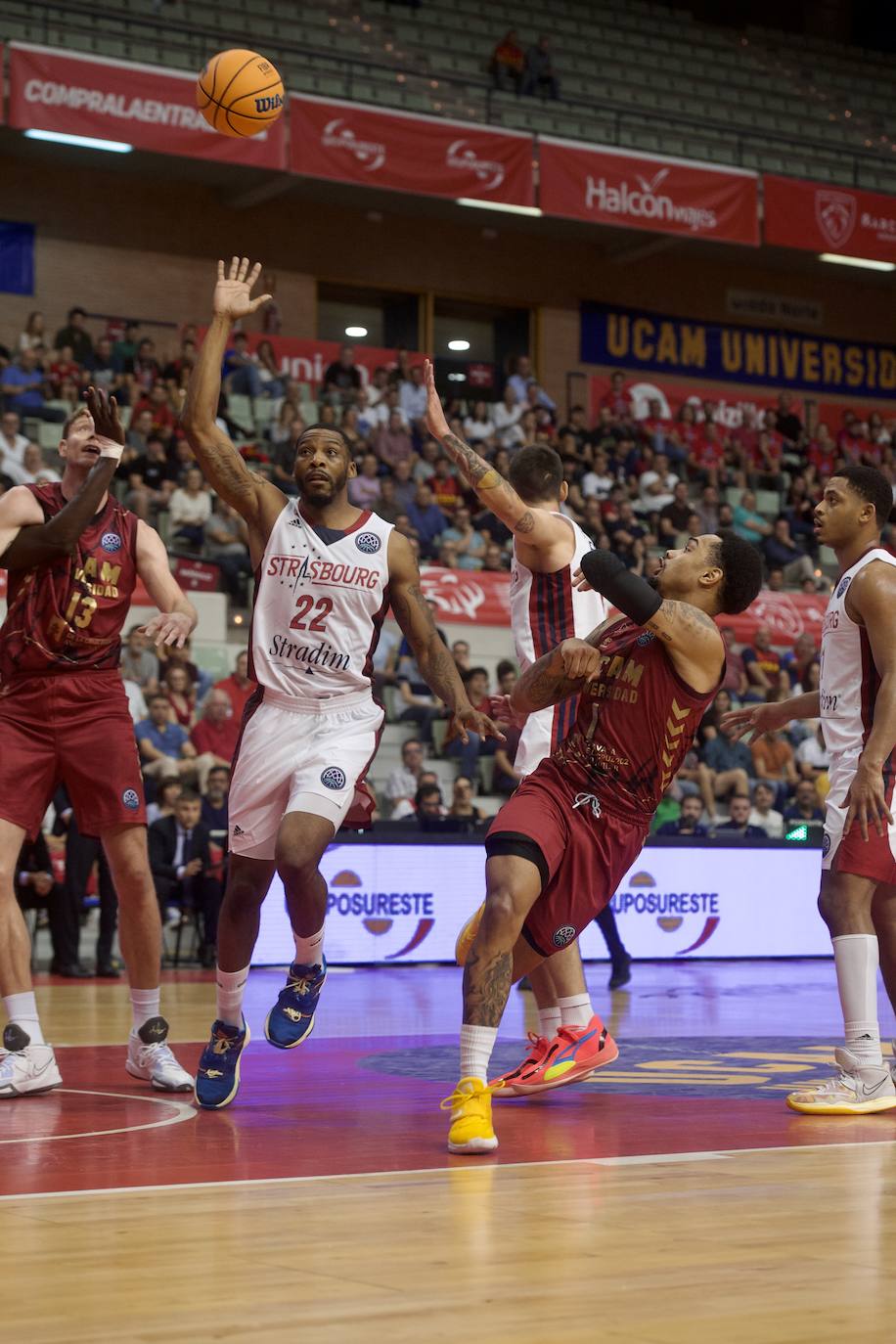 Fotos: El UCAM vence al Estrasburgo (80-78)