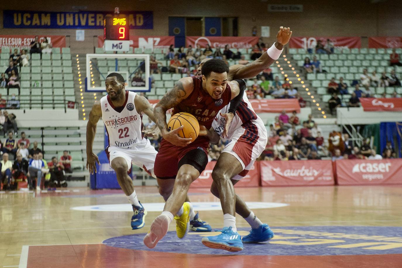 Fotos: El UCAM vence al Estrasburgo (80-78)