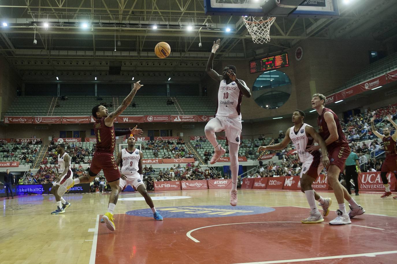Fotos: El UCAM vence al Estrasburgo (80-78)