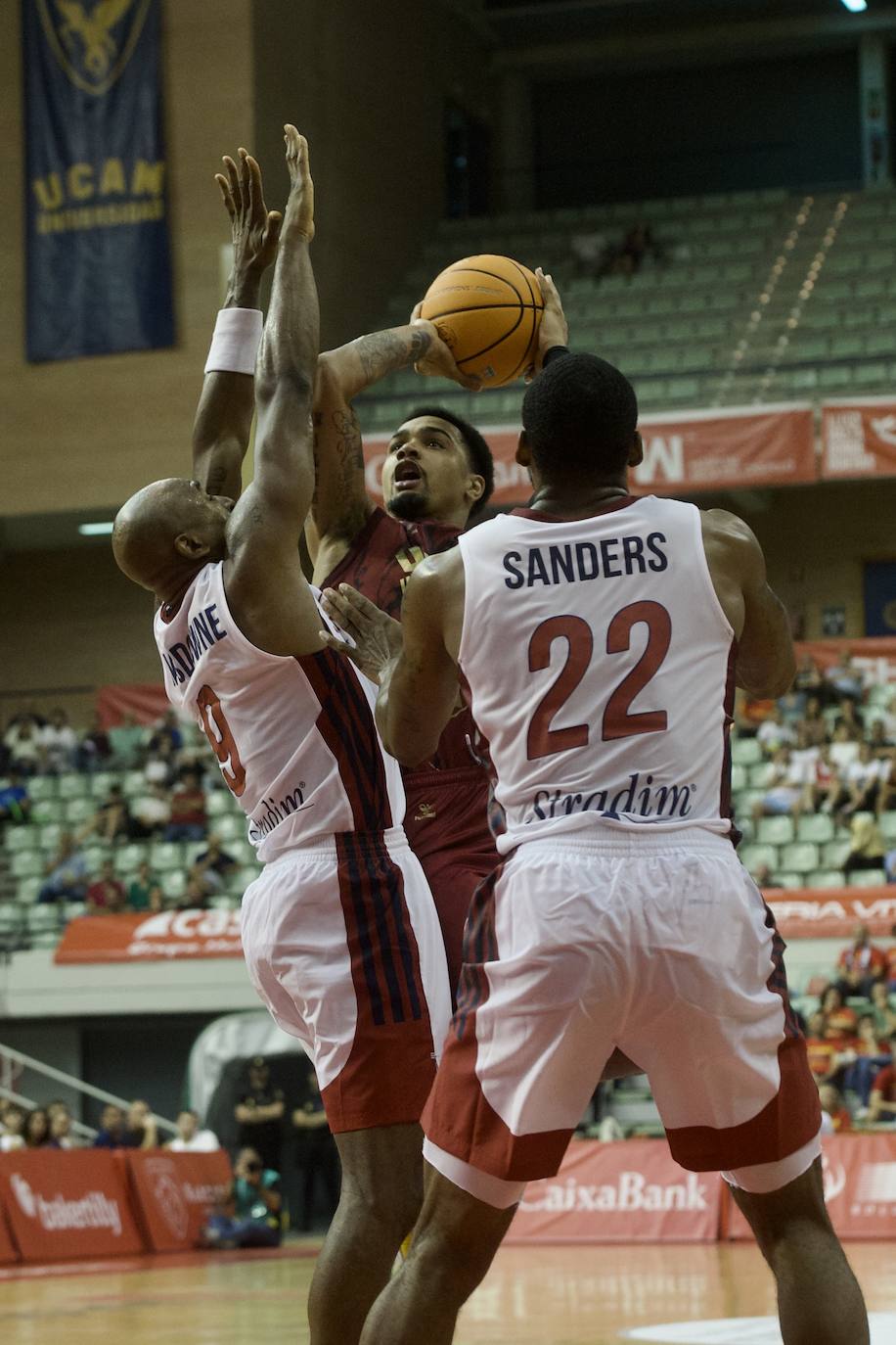 Fotos: El UCAM vence al Estrasburgo (80-78)