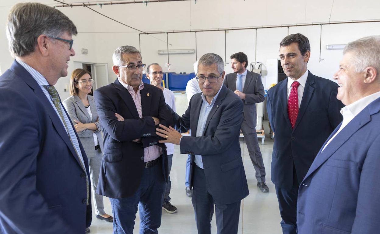 El secretario de Estado de Medio Ambiente, Hugo Morán (centro), este jueves, en su visita para presentar el plan de regeneración de la Bahía de Portmán. 