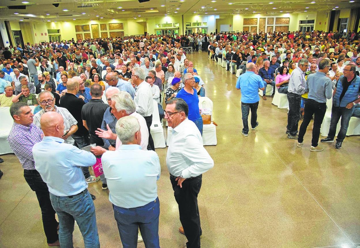 Unas 1.500 personas se dieron cita en la asamblea convocada anoche en Torre Pacheco. 