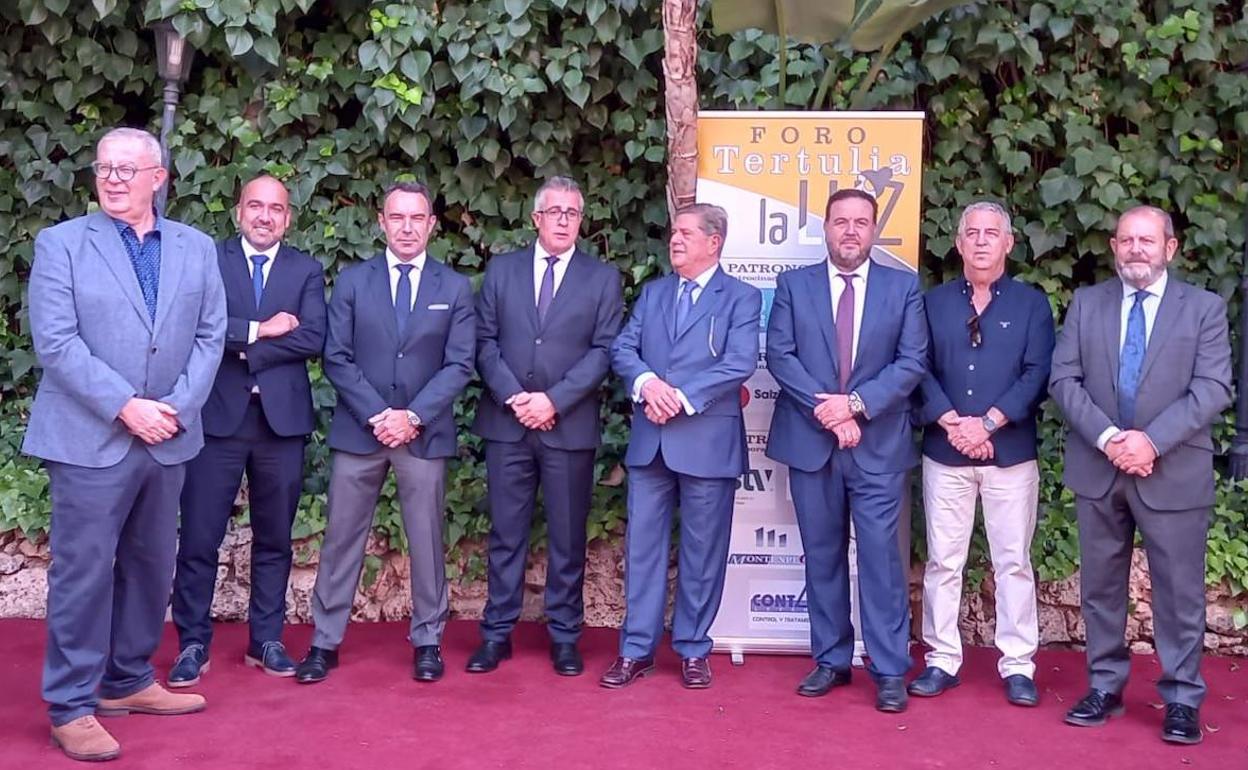 Federico Trillo (4º dcha), en el foro tertulia de 'La Luz'. 