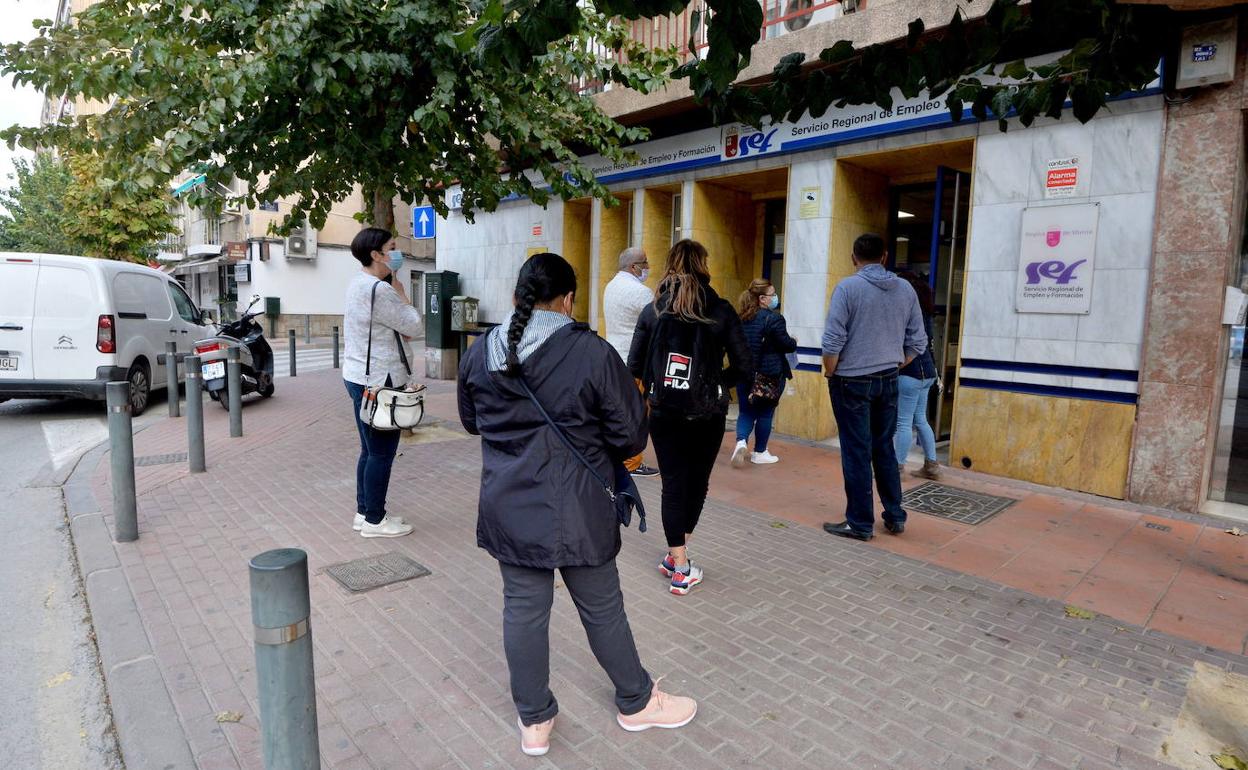 Cola de personas a las puertas de la oficina del SEF en Ronda Norte, Murcia.