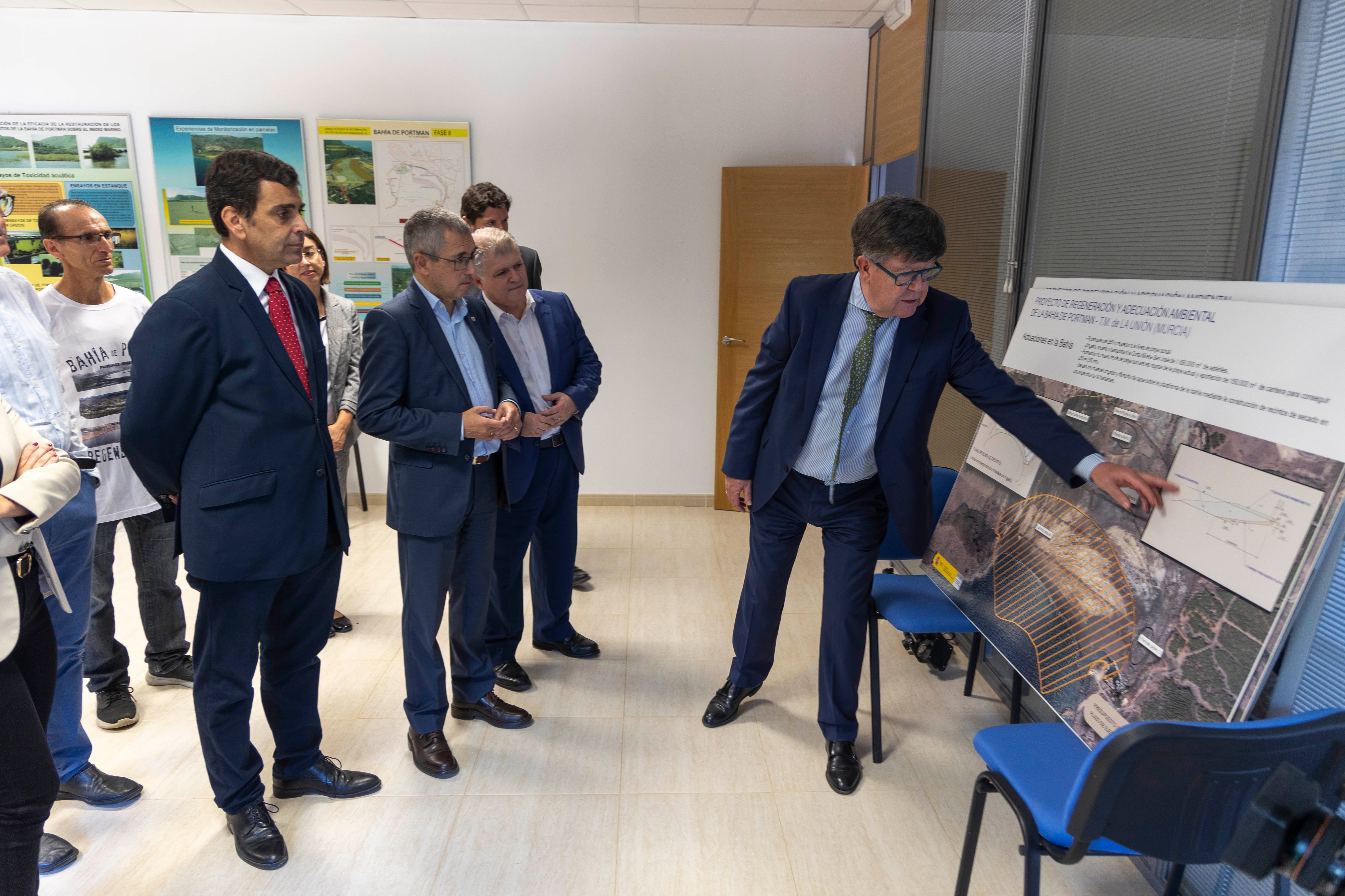 Fotos: El secretario de Estado de Medio Ambiente, Hugo Morán, visita la Bahía de Portmán, en imágenes