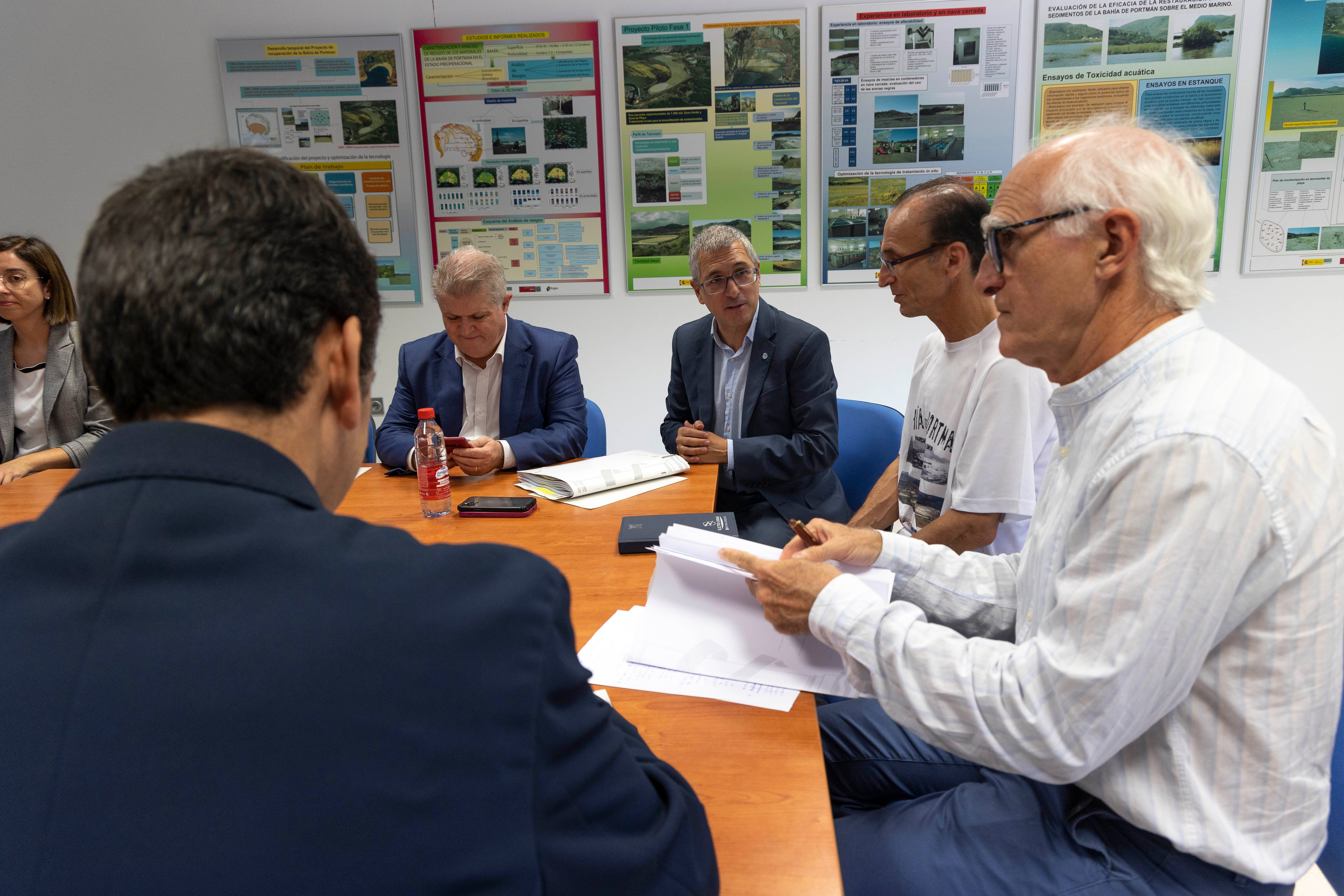 Fotos: El secretario de Estado de Medio Ambiente, Hugo Morán, visita la Bahía de Portmán, en imágenes