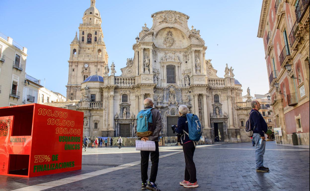 Unos turistas en la plaza del Cardenal Belluga, en una imagen de archivo.