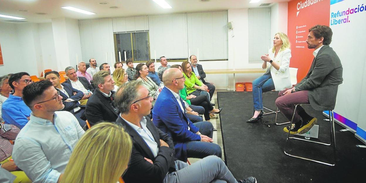 María José Ros y Adrián Vázquez se dirigen a los asistentes al acto de Ciudadanos de ayer. 