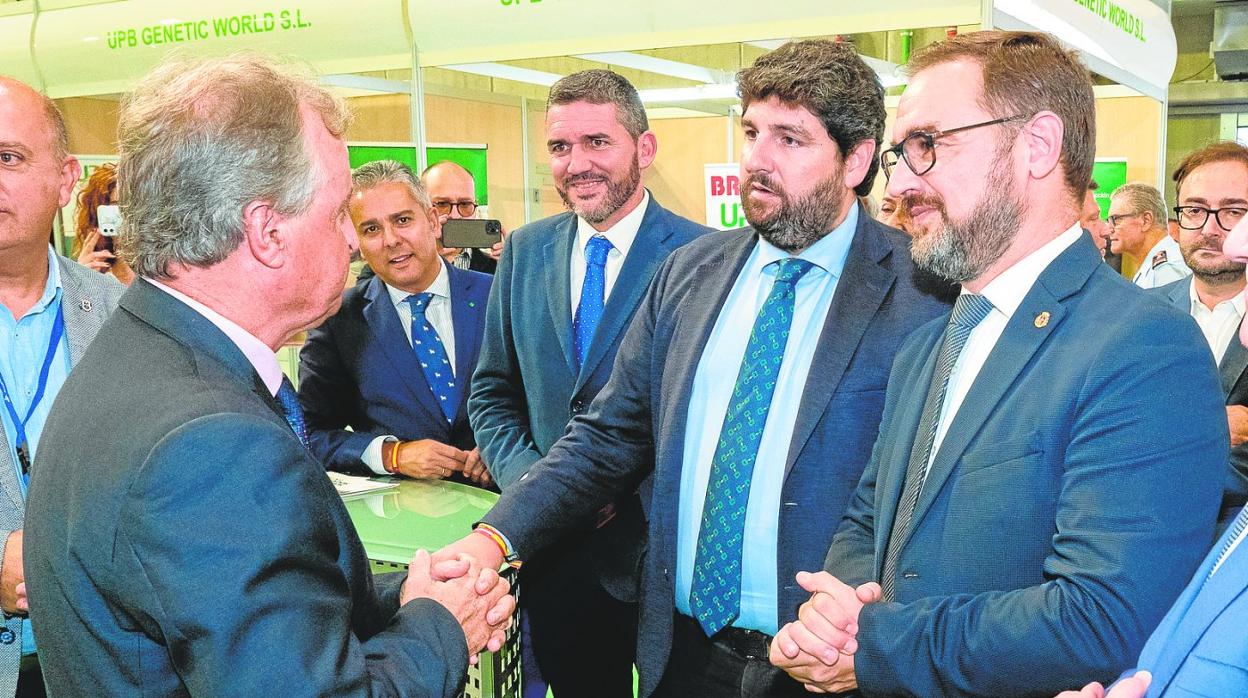 El presidente Fernando López Miras, flanqueado por el consejero de Agricultura y el alcalde de Lorca, conversa con el presidente de Alimer, en la inauguración de Sepor 2022. 
