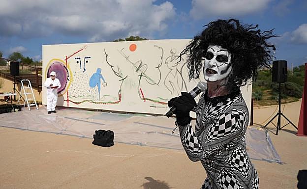 Imagen principal - La magia de las construcciones neolíticas acogen el arte del muleño Cristóbal Gabarrón en el corazón del Mediterráneo