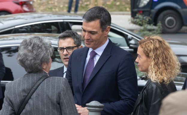 Pedro Sánchez a su llegada, este lunes, al acto celebrado en homenaje a las víctimas del golpe del 36, la guerra y el franquismo en el Auditorio Nacional junto al ministro de la Presidencia, Félix Bolaños y la presidenta del Congreso, Meritxel Batet 