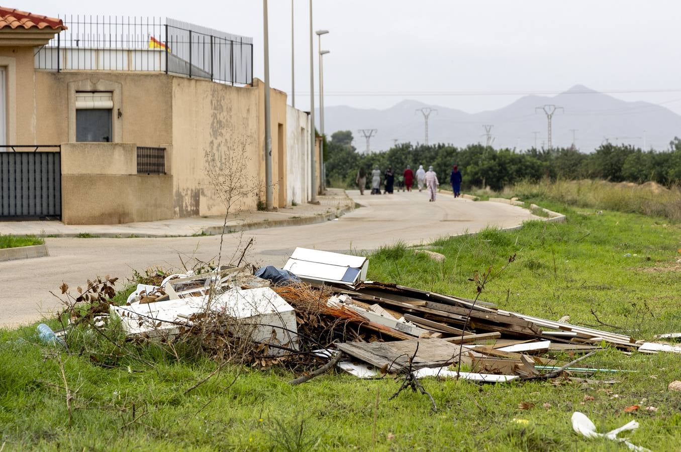 Restos de muebles y maderas en la rambla de Miranda.