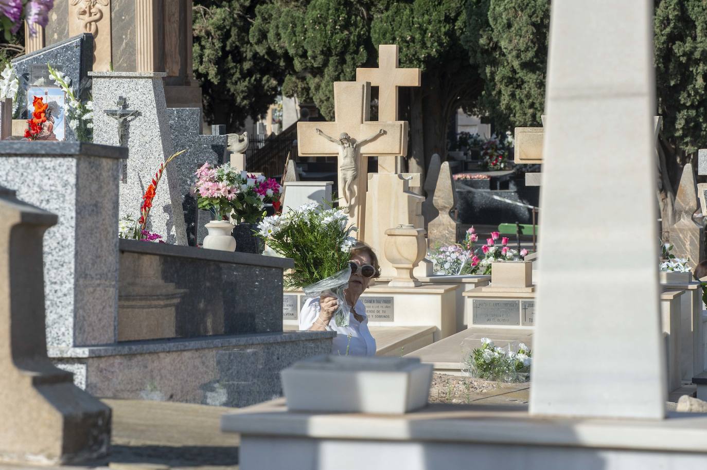 Fotos: Visitas a los cementerios de Cartagena en el día de Todos los Santos