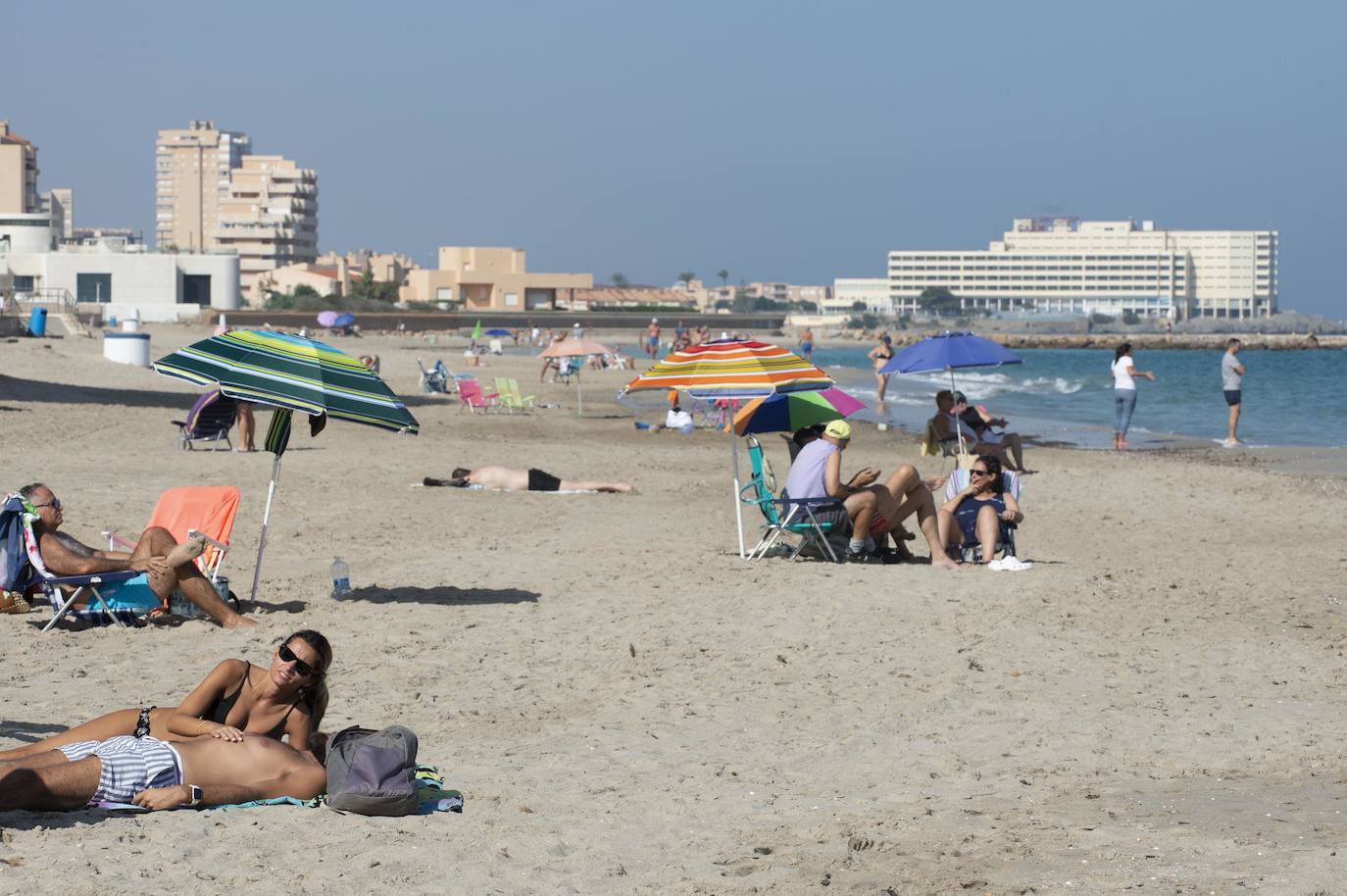 Fotos: El puente de Todos los Santos se despide con las playas llenas por las altas temperaturas