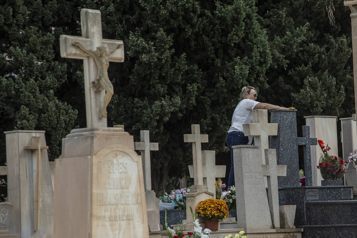 Fotos: Preparativos en el cementerio de Cartagena
