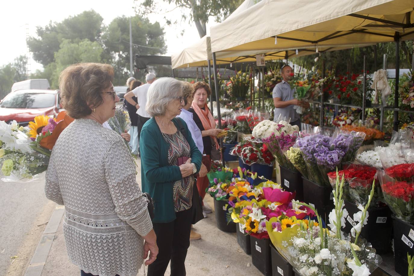 Fotos: Colas para acceder al cementerio de Murcia en la víspera del festivo