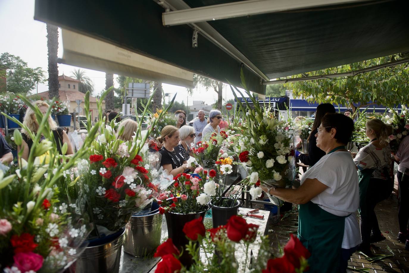 Fotos: Colas para acceder al cementerio de Murcia en la víspera del festivo