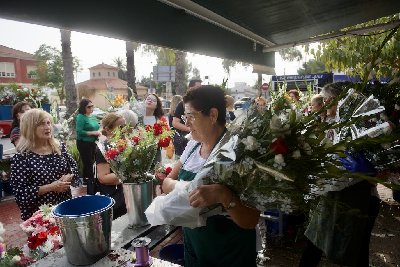 Fotos: Colas para acceder al cementerio de Murcia en la víspera del festivo