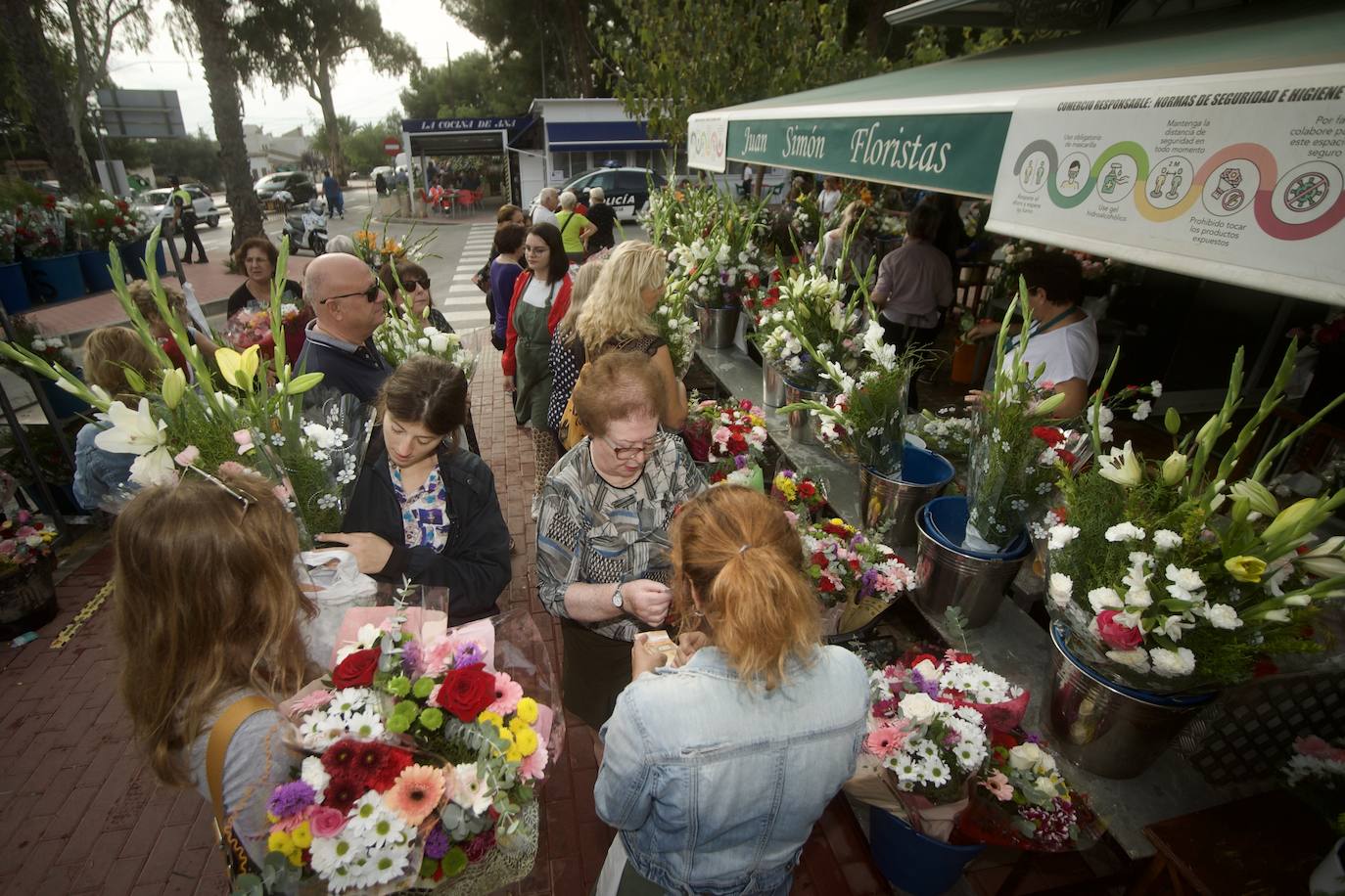 Fotos: Colas para acceder al cementerio de Murcia en la víspera del festivo