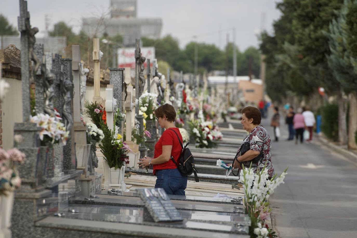 Fotos: Colas para acceder al cementerio de Murcia en la víspera del festivo