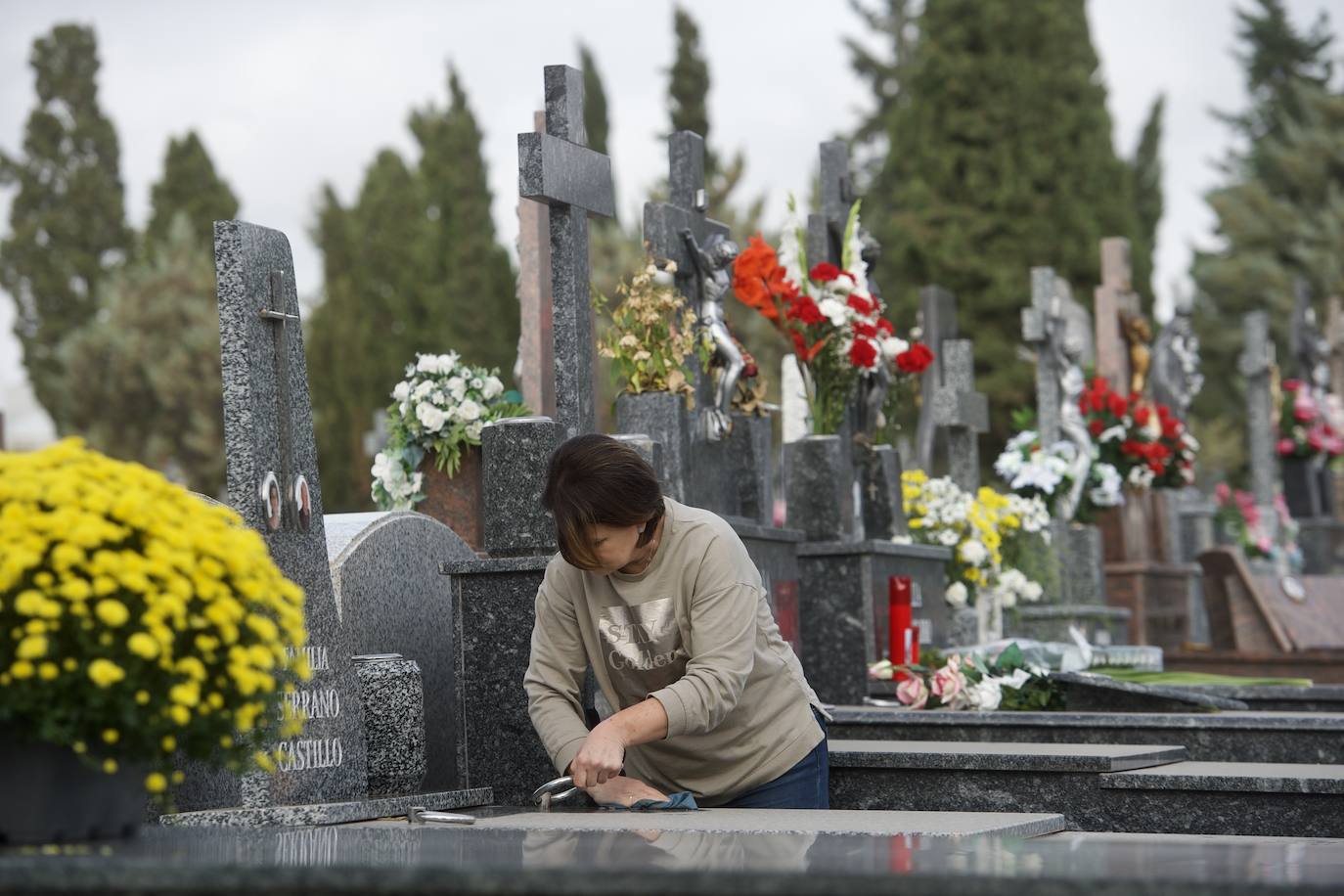 Fotos: Colas para acceder al cementerio de Murcia en la víspera del festivo