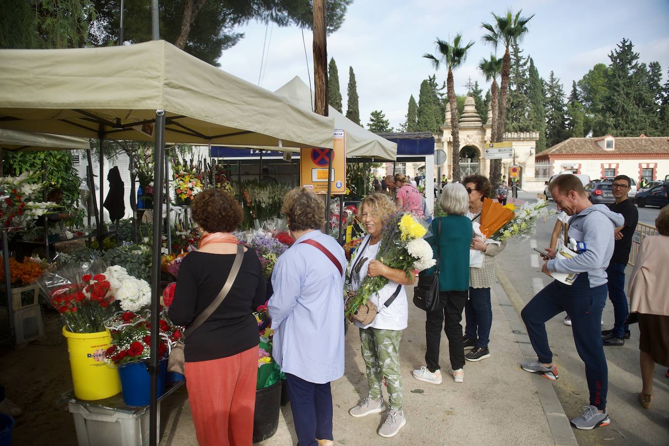 Fotos: Colas para acceder al cementerio de Murcia en la víspera del festivo