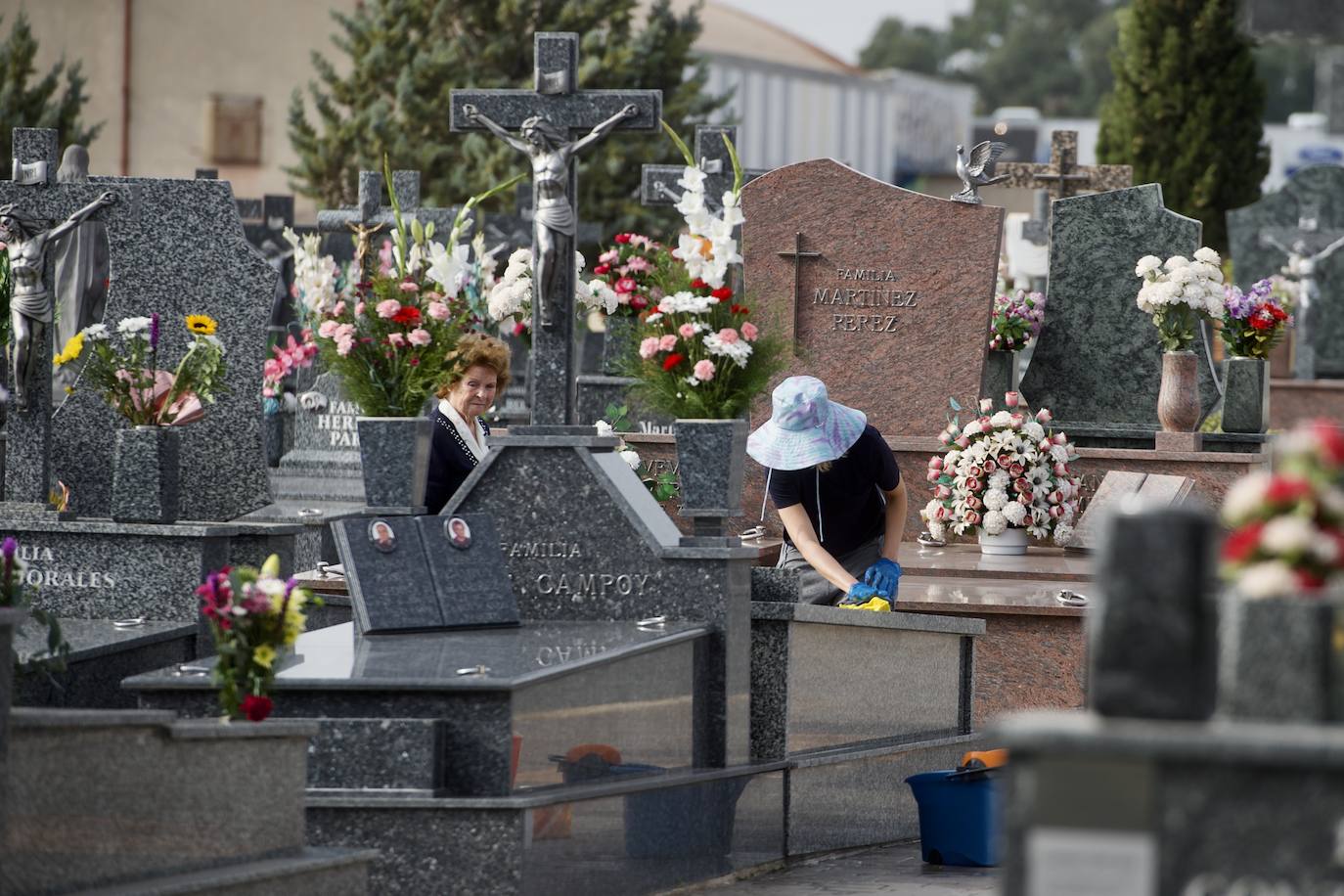 Fotos: Colas para acceder al cementerio de Murcia en la víspera del festivo