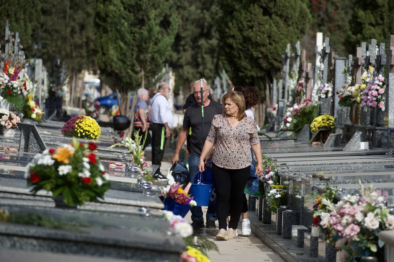 Fotos: Colas para acceder al cementerio de Murcia en la víspera del festivo