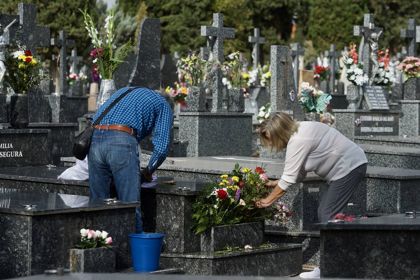Fotos: Colas para acceder al cementerio de Murcia en la víspera del festivo