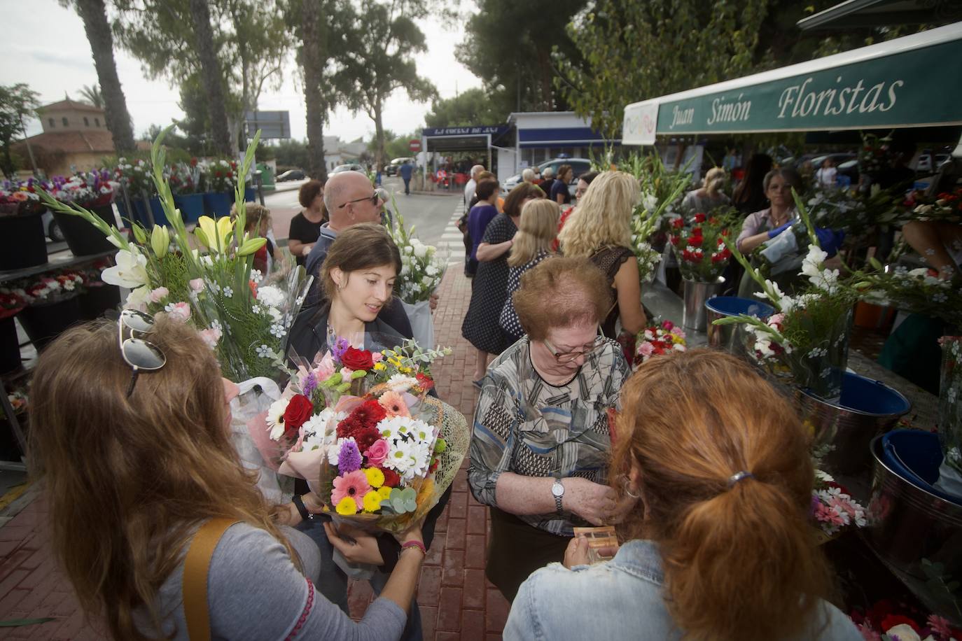 Fotos: Colas para acceder al cementerio de Murcia en la víspera del festivo