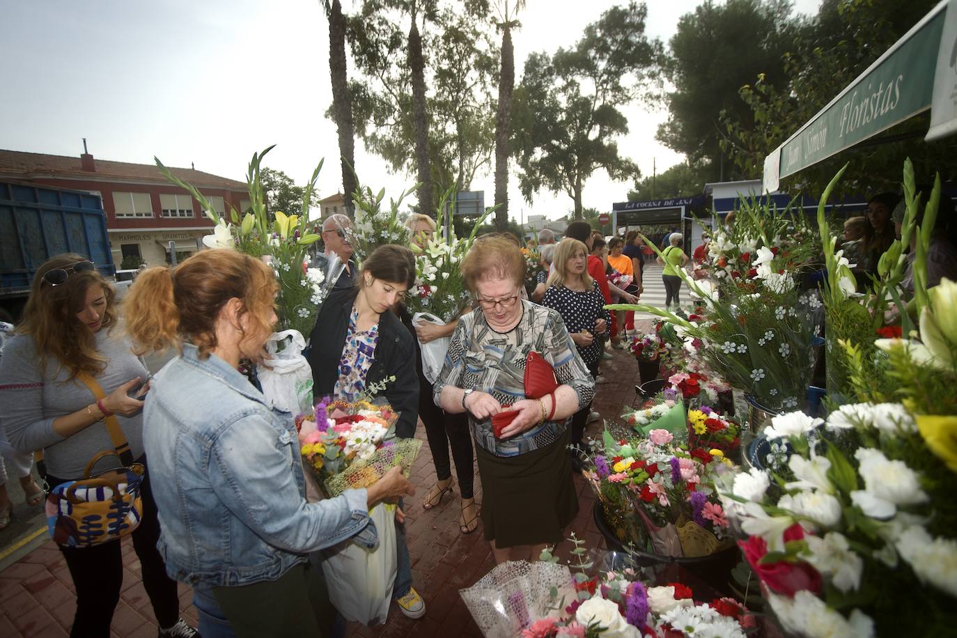 Fotos: Colas para acceder al cementerio de Murcia en la víspera del festivo