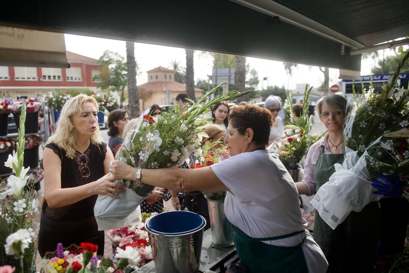 Fotos: Colas para acceder al cementerio de Murcia en la víspera del festivo