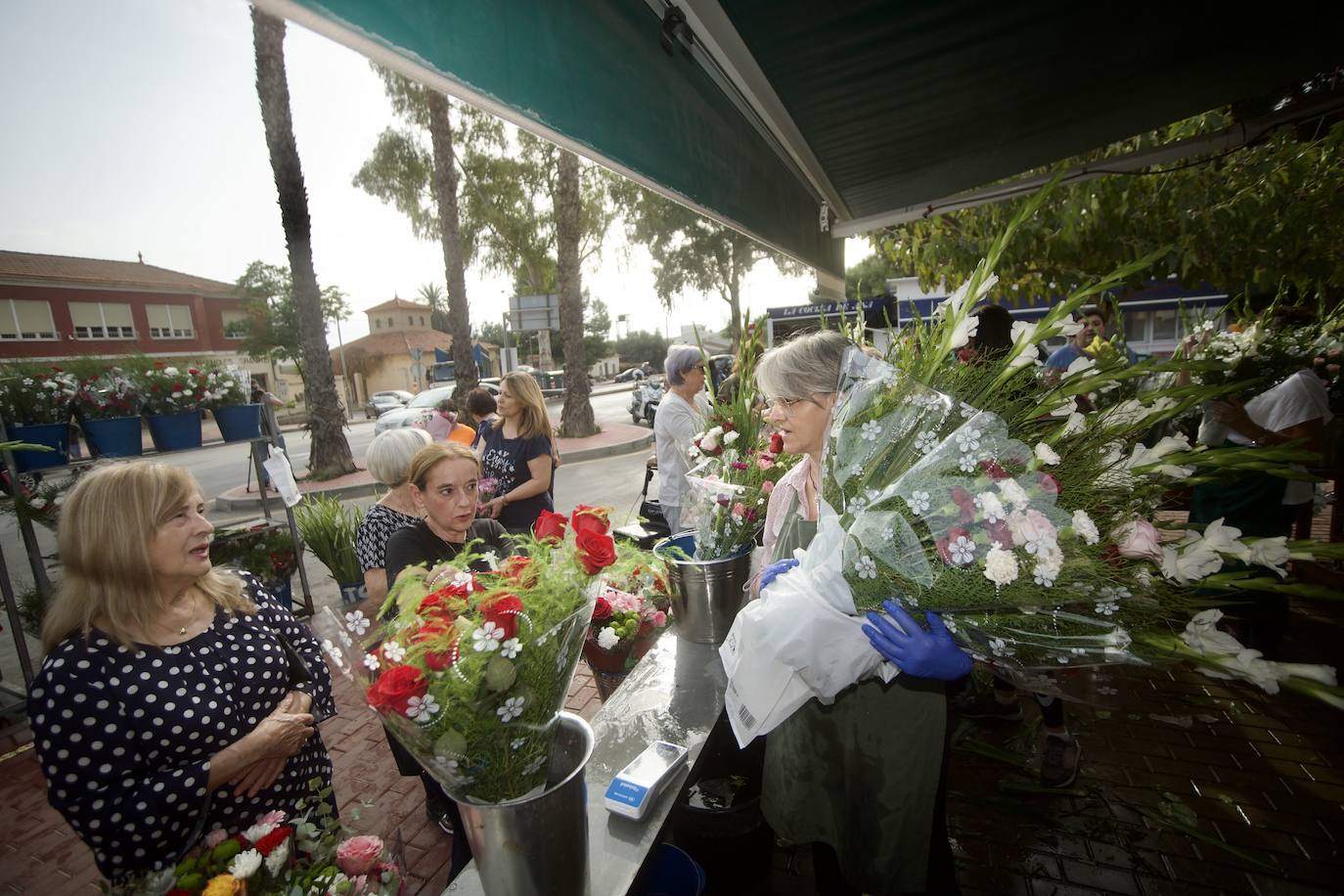 Fotos: Colas para acceder al cementerio de Murcia en la víspera del festivo