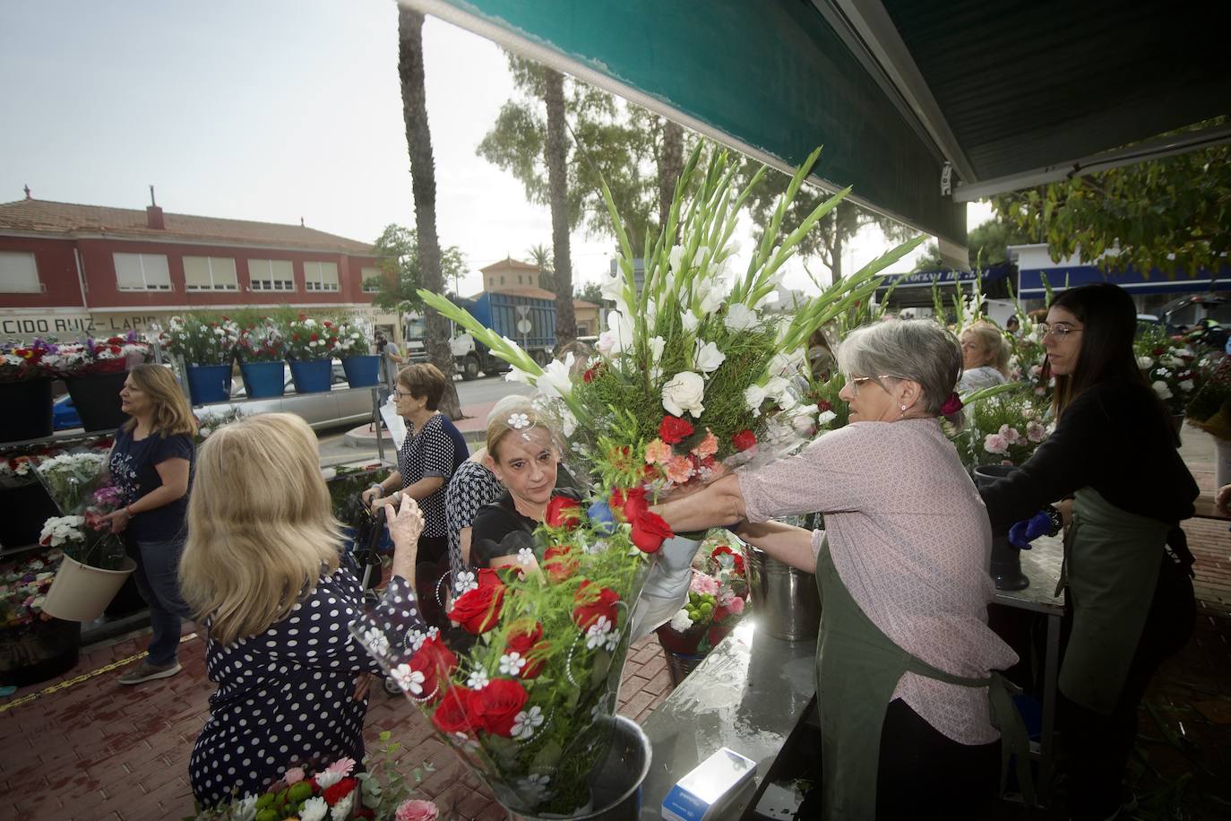 Fotos: Colas para acceder al cementerio de Murcia en la víspera del festivo