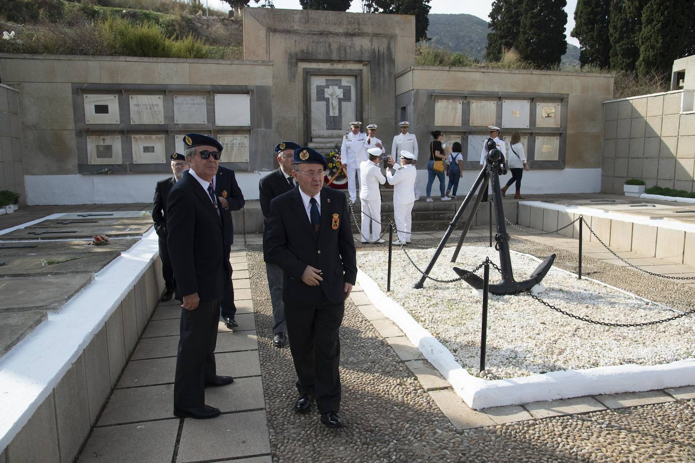 Fotos: El homenaje de la Armada a sus difuntos en el cementerio de Cartagena, en imágenes