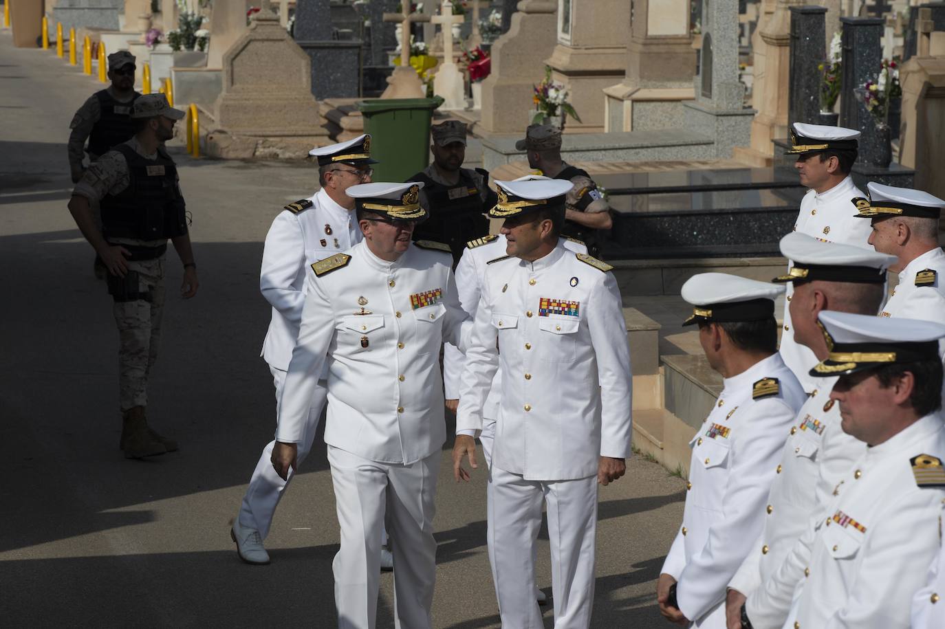 Fotos: El homenaje de la Armada a sus difuntos en el cementerio de Cartagena, en imágenes