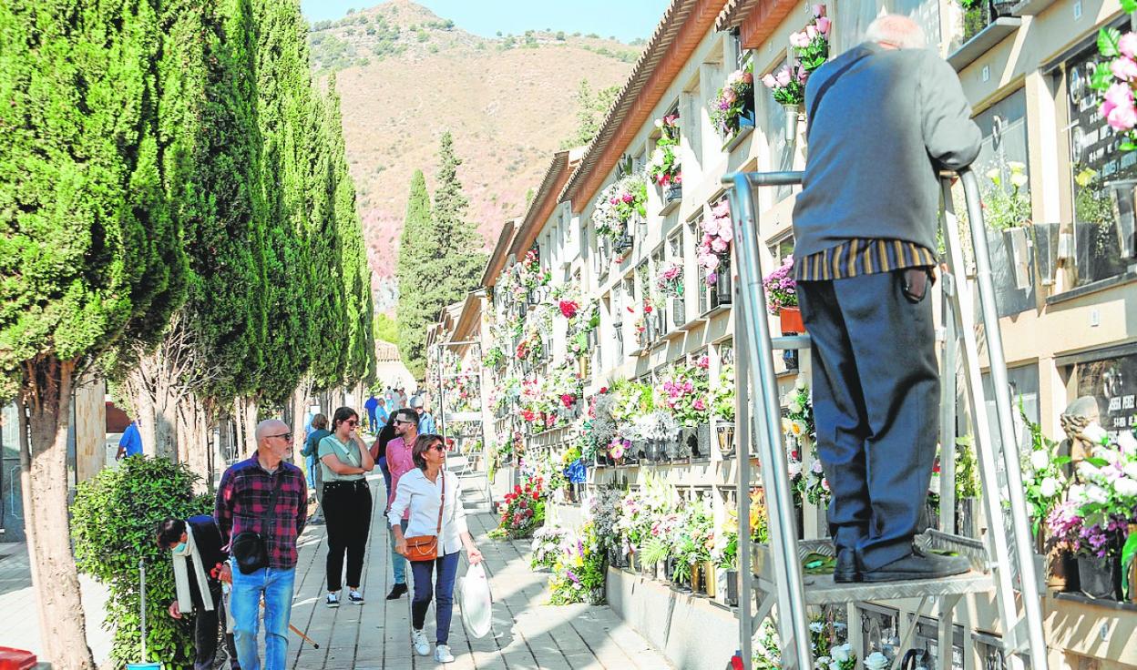 Familiares visitan a los difuntos en el cementerio.