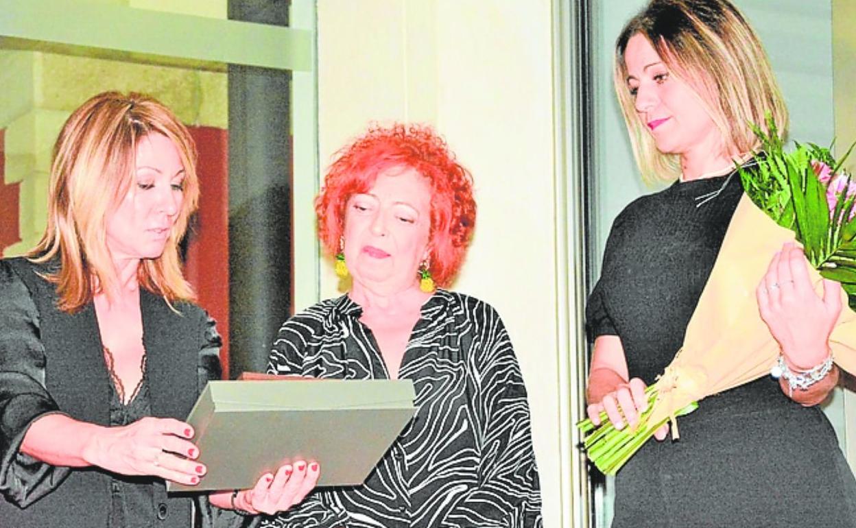 Antonia López Sevilla recibe su galardón. 