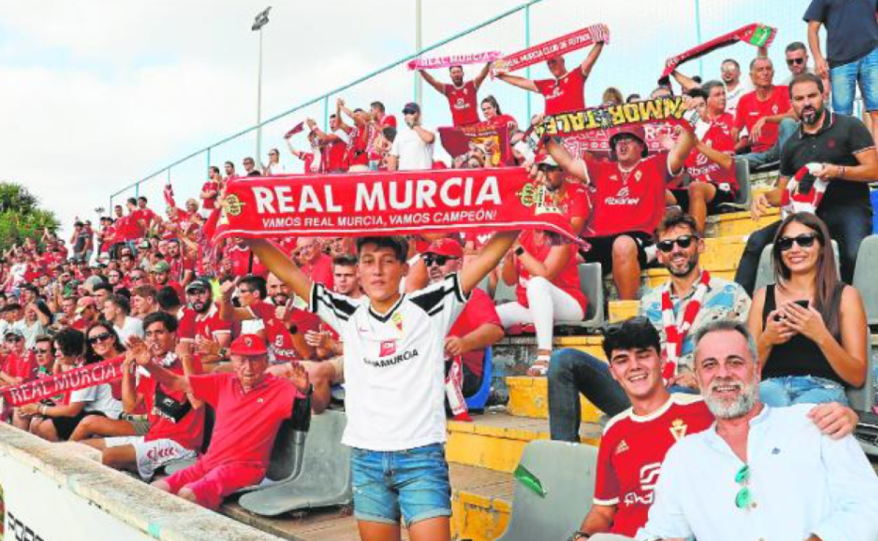 La afición del Real Murcia, en las gradas del Antonio Solana de Alicante. 