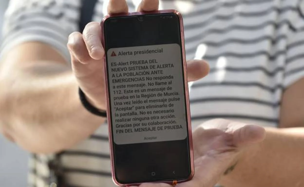 Inma López muestra el mensaje recibido en su móvil en Murcia.